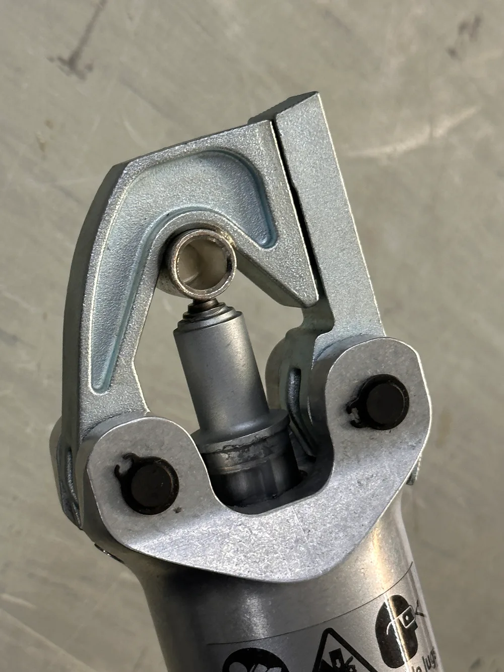 Hydraulische Presse mit Dorneinsatz zum Verpressen der Kabelschuhe an feindrähtigen 12V Batteriekabeln