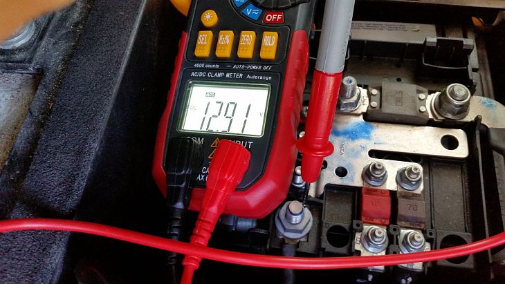 Zangen Multimeter Spannung der Batterie messen