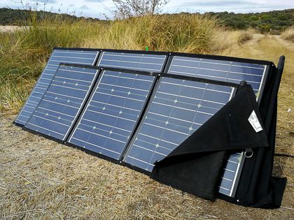 125Wp und 200Wp Solartasche im Größenvergleich vor dem Wohnmobil