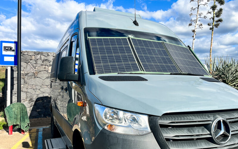 Solartasche von Solarswiss auf der Windschutzscheibe