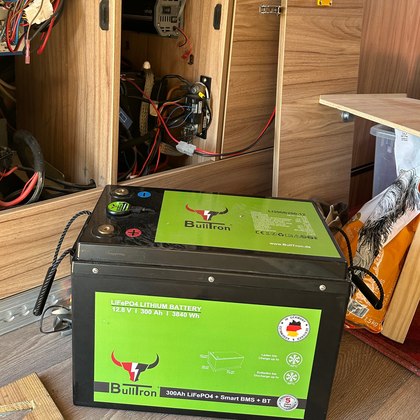 BullTron LiFePO4 Batterie mit 300Ah vor dem geöffneten Technikschrank im Wohnmobil